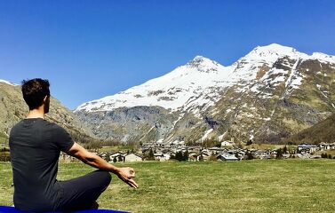 © Hatha yoga à Bessans avec Yog'Alpes Cyril Tosi - Cyril Tosi
