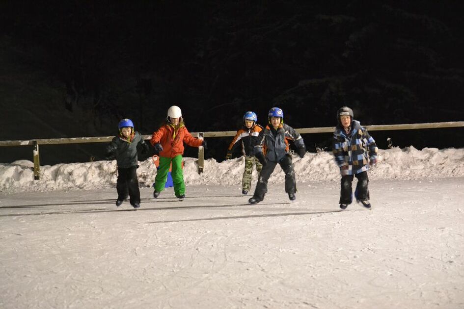 Groupe d'enfants à la patinoire de Bessans