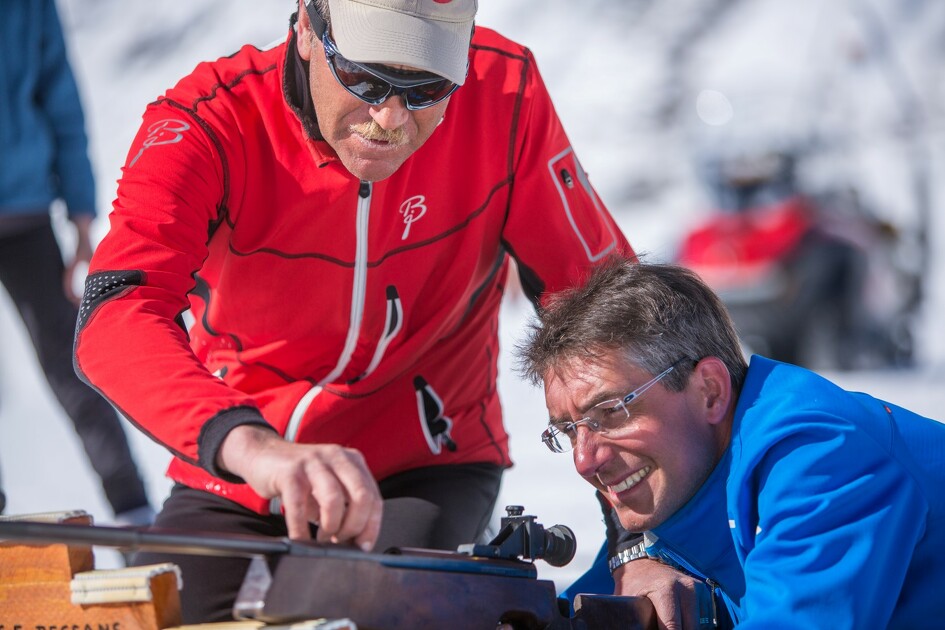 Istruttore e cliente durante un'iniziazione al biathlon - ESF Bessans