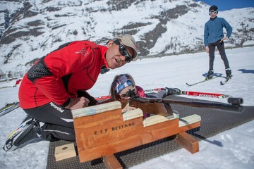 © Moniteur et son client en initiation biathlon - ESF Bessans