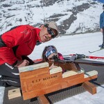 © Moniteur et son client en initiation biathlon - ESF Bessans