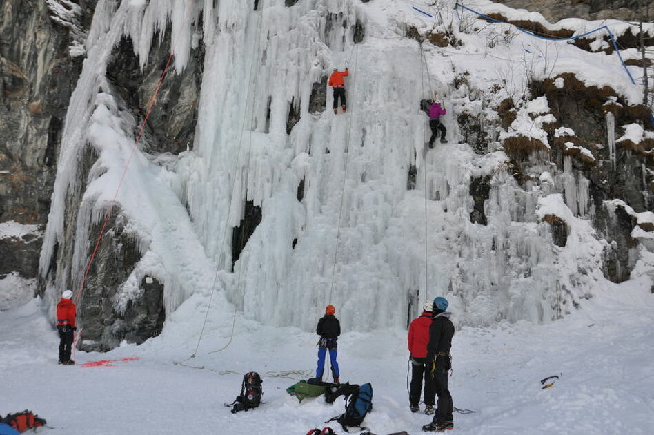 © Venez pratiquer l'escalade sur cascade de glace à Bessans - Régis Burnel