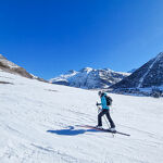 © Randonneuse montant à ski de randonnée sur l'itinéraire du Claret - ©B.Filliol OT HMV