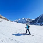 © Randonneuse montant à ski de randonnée sur l'itinéraire du Claret - ©B.Filliol OT HMV