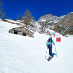 © Randonneuse montant à ski de randonnée sur l'itinéraire du Claret - ©B.Filliol OT HMV