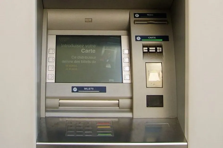Cash dispenser - FR3 Région - creative commons
