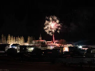 © New Year's torchlight descent with fireworks - D.Cuvelier - OTHMV