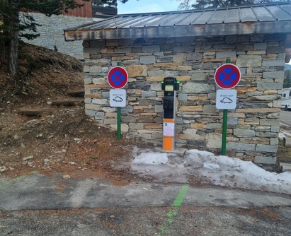 Borne de recharge pour véhicules électriques