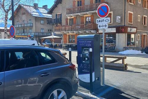 Borne de recharge pour véhicules électriques