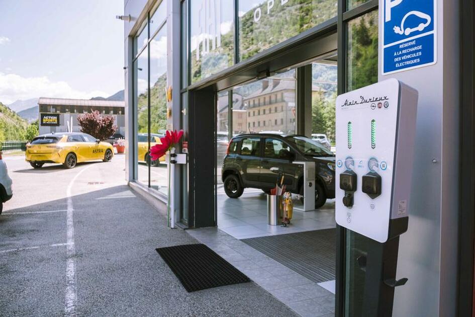 © Borne de recharge pour véhicules électriques Opel Fourneaux - Opel Durieux