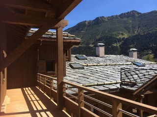 © Vue toiture depuis balcon - Alpes lauzes
