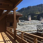 © Vue toiture depuis balcon - Alpes lauzes