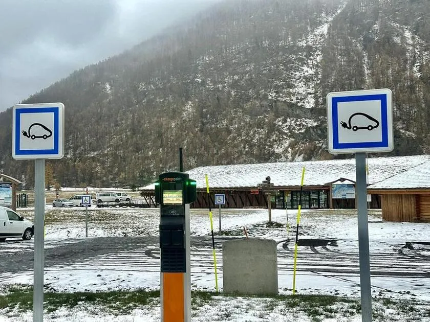 © Borne de recharge pour véhicules électriques_Bessans - Maire de Bessans