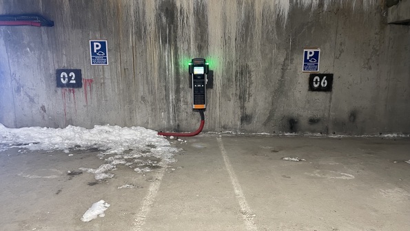 Electric vehicle charging station