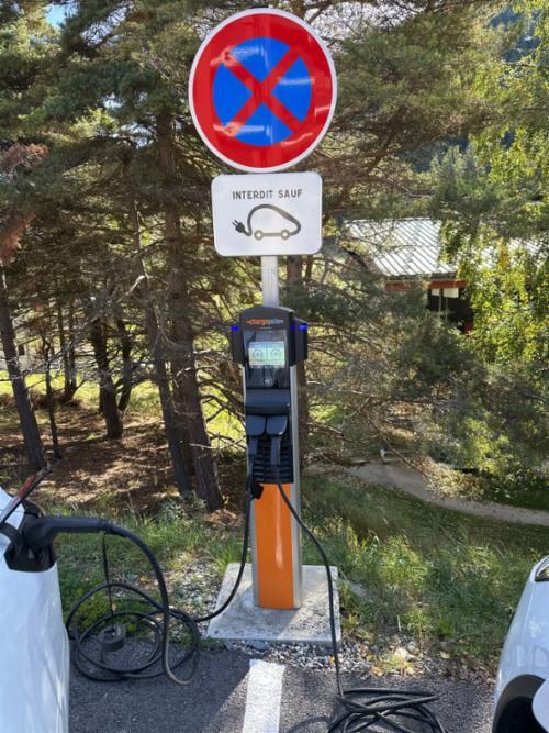 Electric vehicle charging station