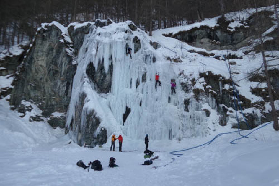 © Initiation à la cascade de glace avec Altitude à Bessans - C.Bléteau