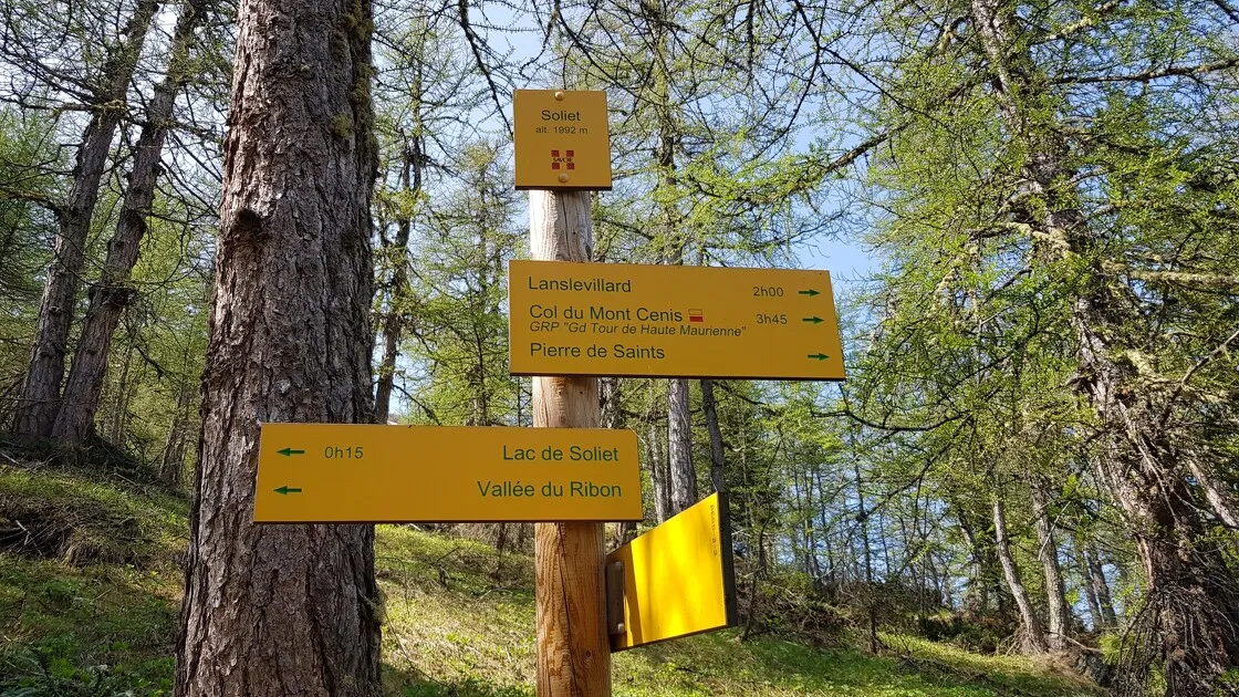 © bessans-rSignalétique sur le sentier de randonnée pédestre : le Lac de Soliet et vallée du Ribonandonnee-lac-soliet - OT Haute Maurienne Vanoise / Bénédicte Filliol