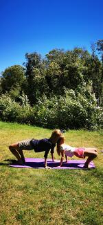 © Yoga famille au lac de Bessans - Laure DUQUENNE