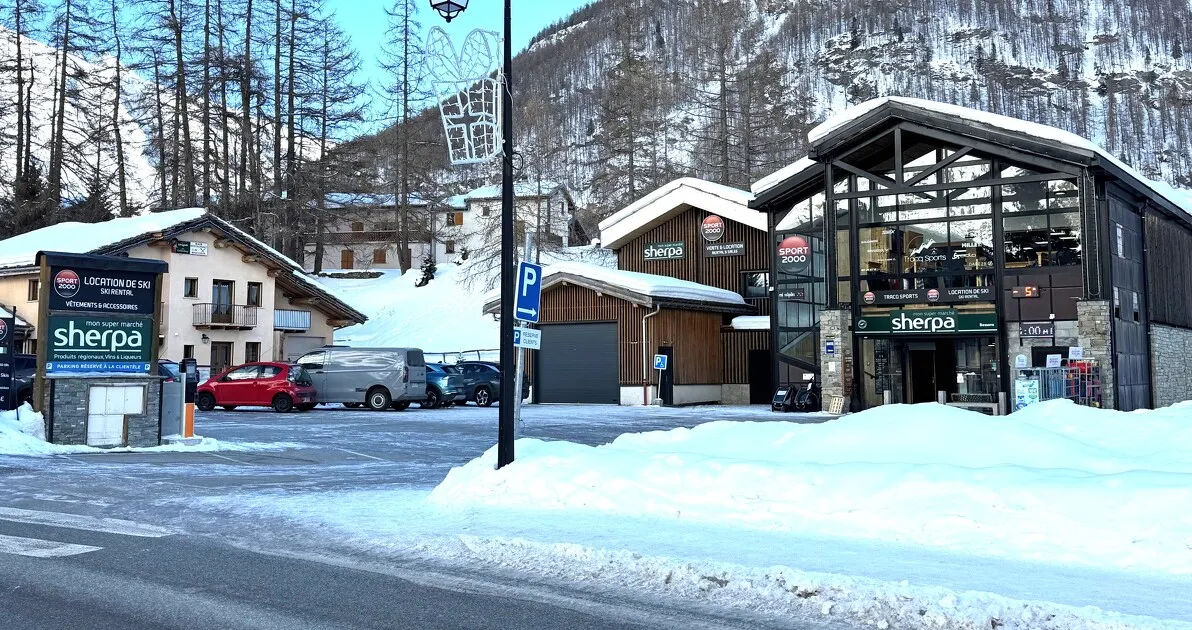 © Sherpa supermarket in Besssans - Cyril Tracq