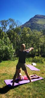 © Yoga famille au lac de Bessans - Laure DUQUENNE