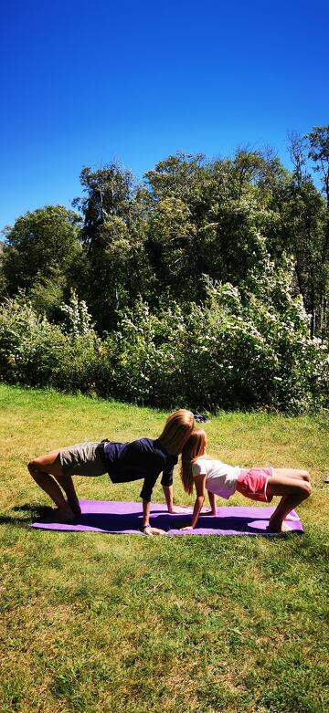 © Yoga famille au lac de Bessans - Laure DUQUENNE
