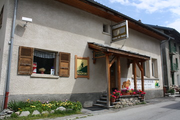 © à Bessans, magasin de la Coopérative Laitière de Haute Maurienne Vanoise - otihmv
