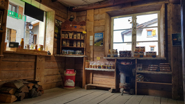 © à Bessans, magasin de la Coopérative Laitière de Haute Maurienne Vanoise - B.Filliol - OTHMV
