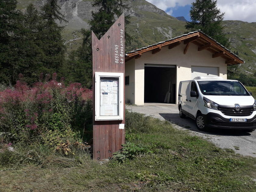 © arrêt de bus N° 201 ; la Bessanaise sens descendant - CCHMV
